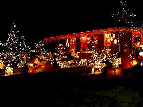 12-1355317062-christmaslights6.jpg