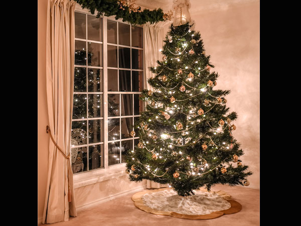 Housekeeping on the artificial Christmas tree cleaning artificial christmas tree