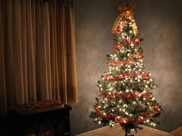 Housekeeping on the artificial Christmas tree cleaning artificial christmas tree