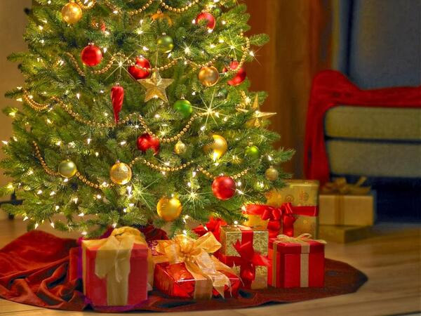 Housekeeping on the artificial Christmas tree cleaning artificial christmas tree