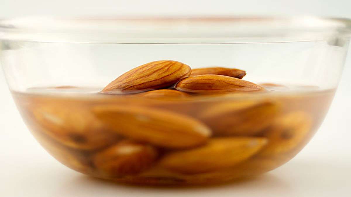 Why To Soak Almonds Before Eating Boldsky