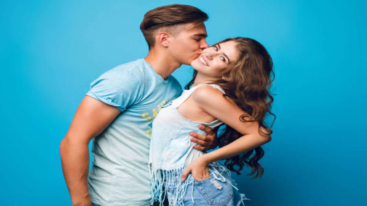 The Concept Of Missing And Kissing - Boldsky.com