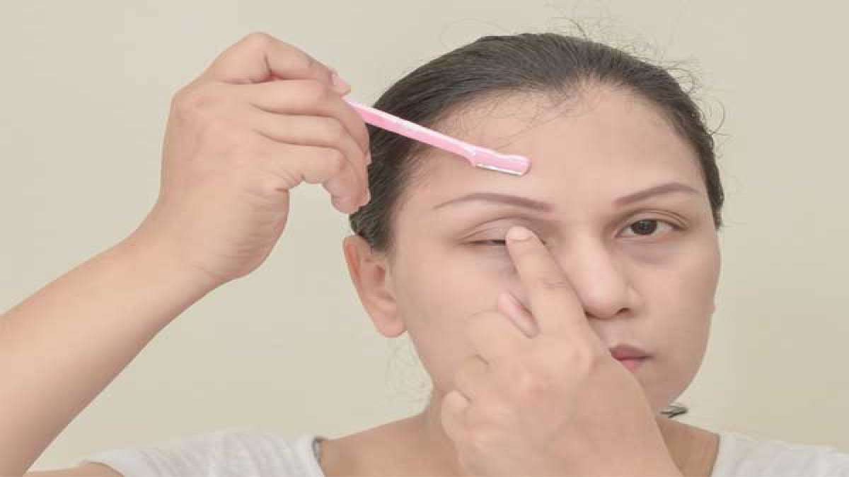 How To Use An Eyebrow Razor At Home For Quick Shaping & Plucking