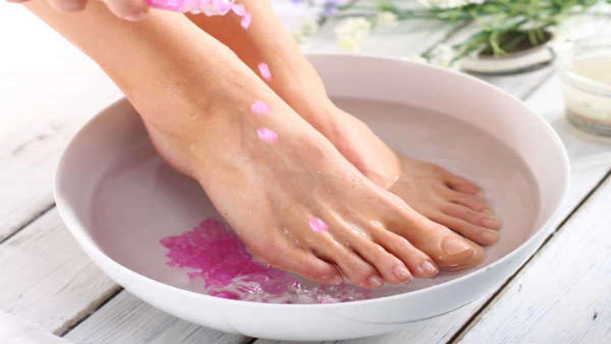 10 Natural Home Remedies To Treat Sweaty Palms And Feet