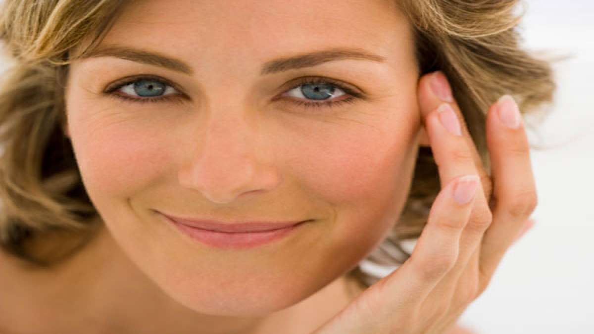 How To Treat Dryness Around The Eyes Naturally At Home