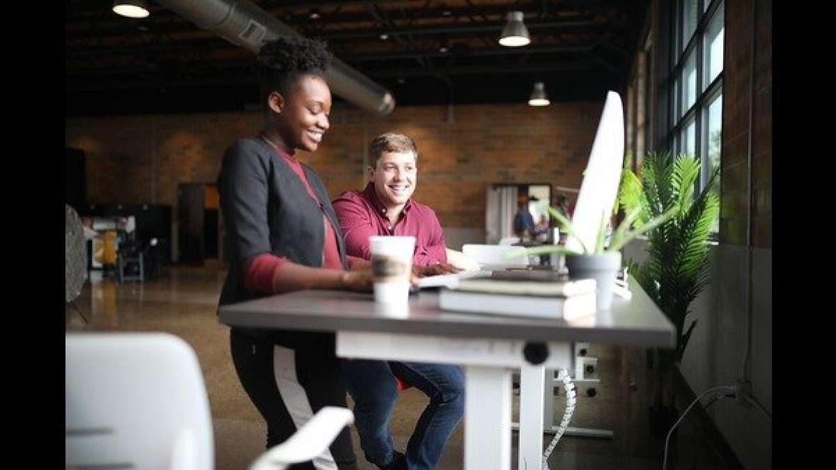 5 Subtle Non Verbal Signs That A Male Coworker Likes You Boldsky