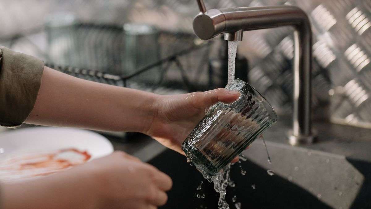 Water In Kitchen Heatwave: 5 Ways To Save Water In The Kitchen And Laundry - Boldsky.com