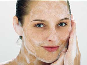 Soap Face Wash, Better for Face? - Boldsky.com
