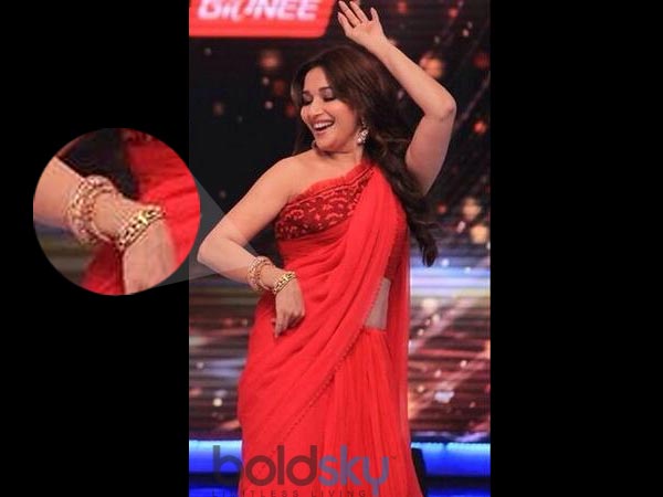Madhuri Dixit Red Hot In A Saree - Boldsky.com