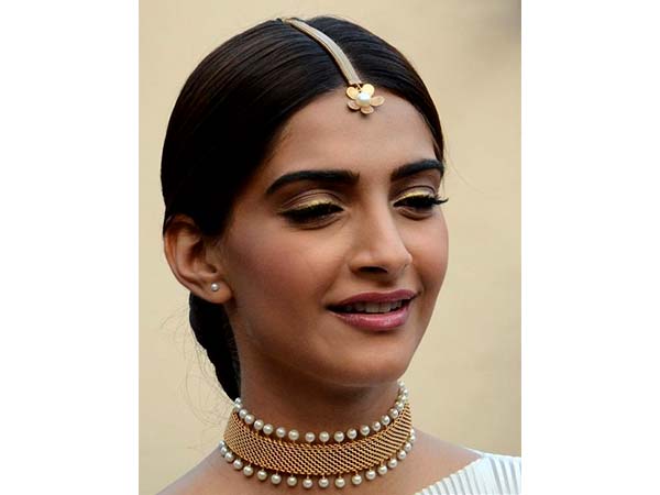 13 Sonam Kapoor S Hairstyles That You Can Try On Your Lehengas