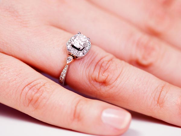Ever Wondered Why You Wear Wedding Ring On The Four Finger Boldsky Why Wedding Ring Is Worn On Fourth Finger