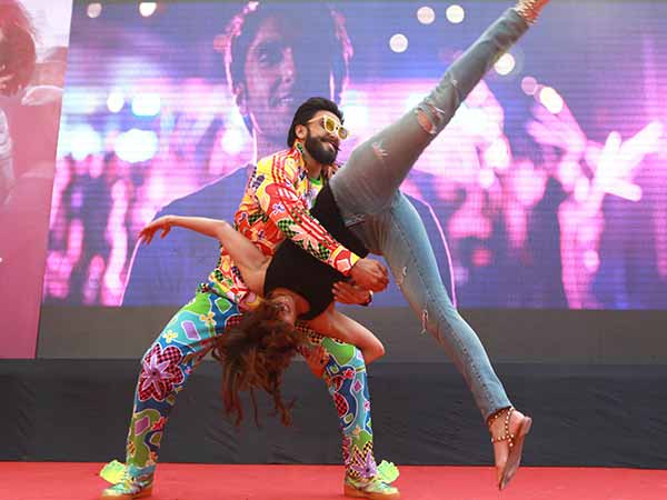 Ranveer Singh & Vaani Kapoor Rock Delhi University With A BEFIKRE