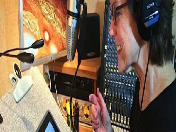 Meet The Woman Behind The Voice Of Apple's “SIRI” - Boldsky.com