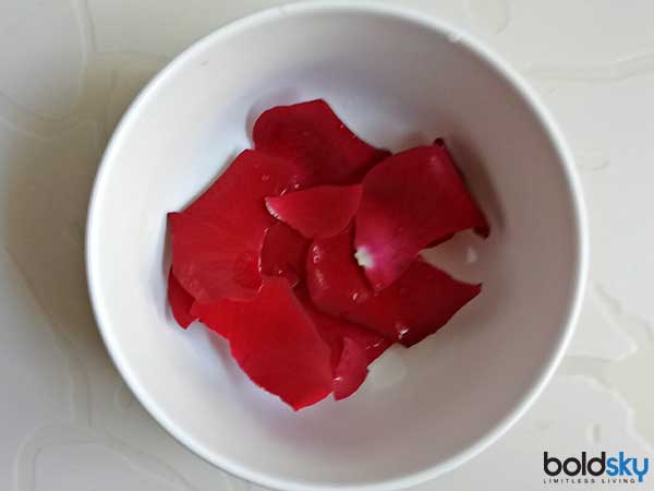 DIY: How To Make Your Own Rose Water At Home - Boldsky.com