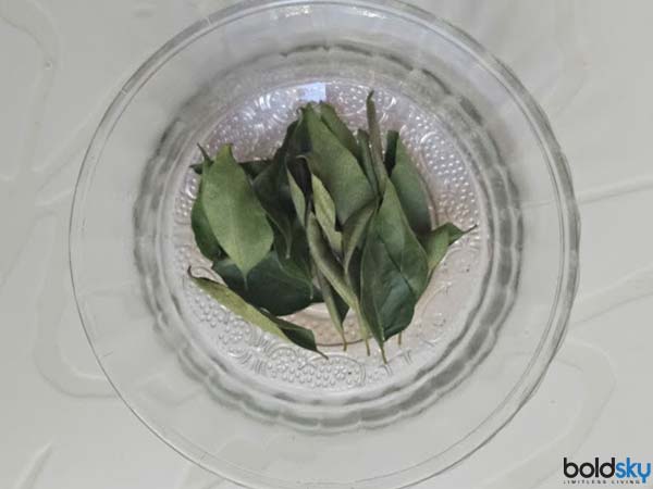 DIY: Curry Leaves Hair Mask For Itchy Scalp