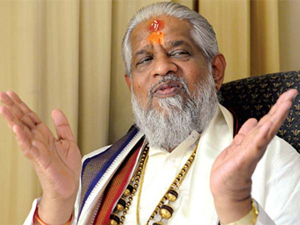 indian-gurus-who-are-famous-for-controversies-boldsky