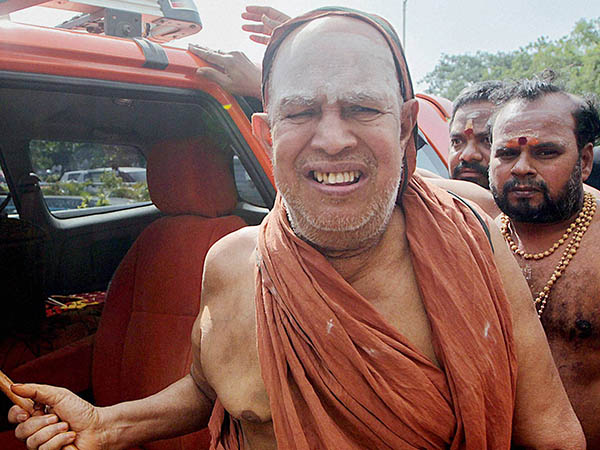 indian-gurus-who-are-famous-for-controversies-boldsky