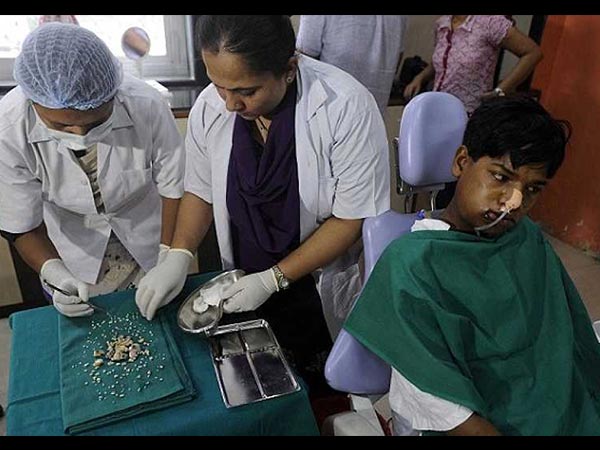 Dokter saat membedah gigi Ashik