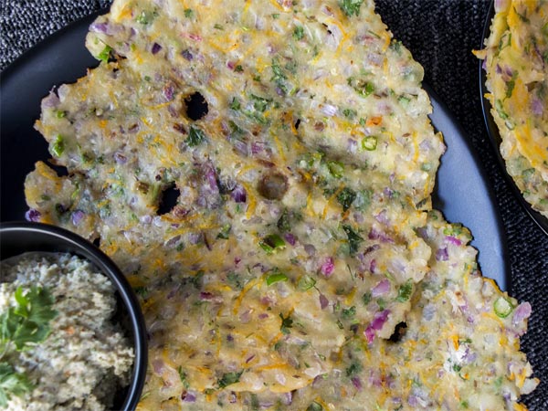 Akbar Rotti Akki Rotti Recipe: Karnataka Style Akki Rotti Recipe - Boldsky.com