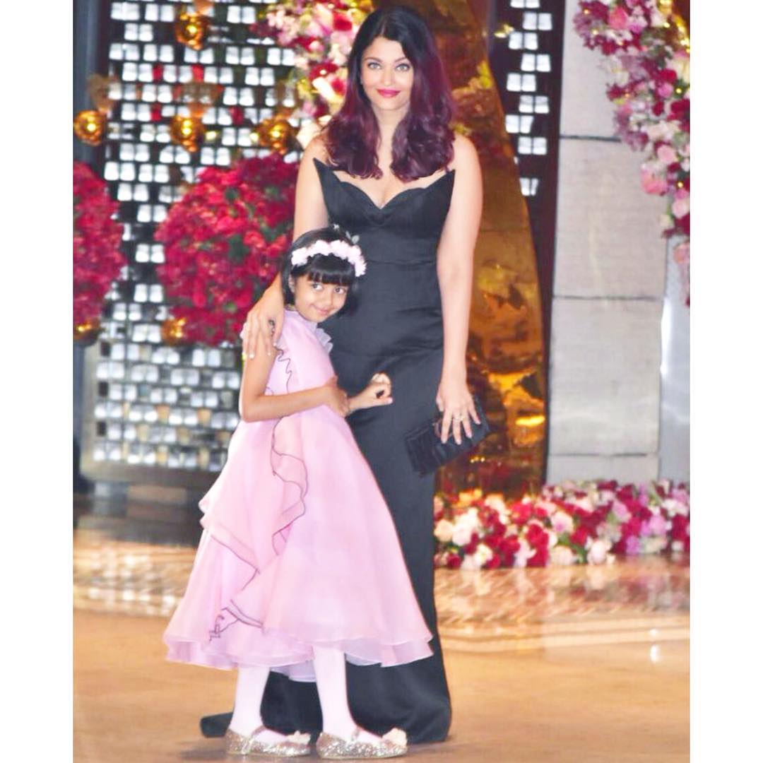 дочка айшварии рай аарадхия баччан. айшвария рай с дочкой 2020. дочь айшварии рай сейчас. айшвария рай с дочкой 2021. дочь айшварии рай сейчас 2021.