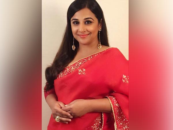 Vidya Balan S Red Sari Woos But Her Styling Is Drab Boldsky Com