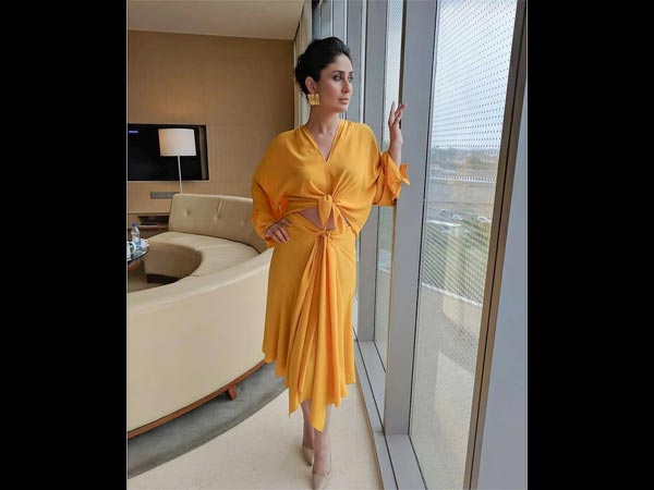 Kareena Kapoor mengenakan dress warna kuning.
