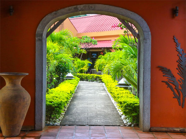 Garden arch styles that transform your outdoor space - Boldsky.com