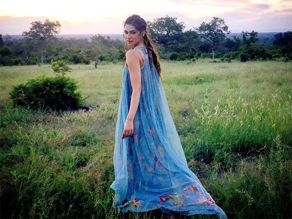 kriti sanon birthday dress