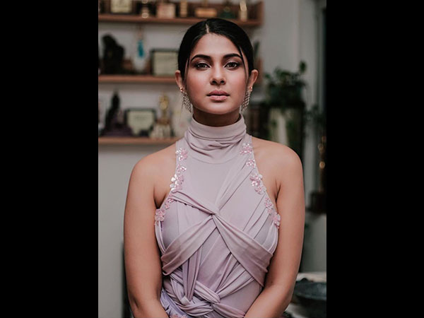 Jennifer Winget In A Halter Floral Gown At The Indian Telly Awards 2019