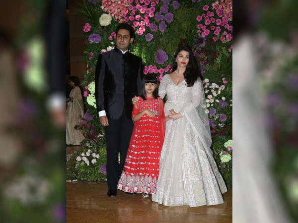 Aishwarya Rai Bachchan Abhishek Bachchan And Aaradhya Bachchan At Armaan Jain S Wedding Boldsky Com Aishwarya rai looks absolutely gorgeous in her wedding photos with a golden saree and jewellery. aishwarya rai bachchan abhishek
