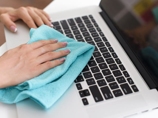 Bersihkan laptop dengan kain lembut