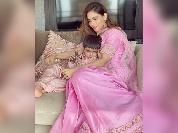 Aamna Sharif In A Pink Ethnic Suit Aamna Sharif In A Pink Ethnic Suit