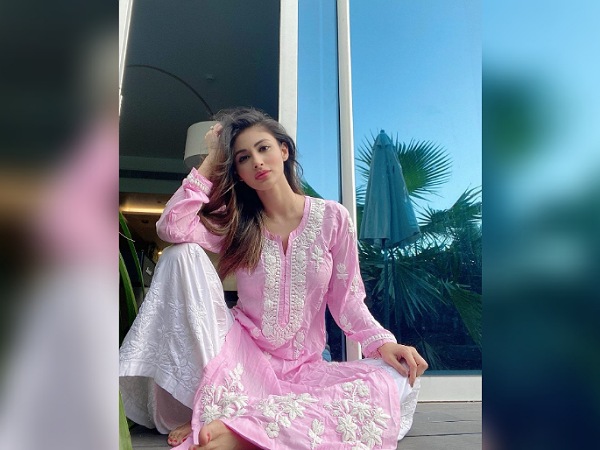 Mouni Roy In A Pink Ethnic Suit Mouni Roy In A Pink Ethnic Suit