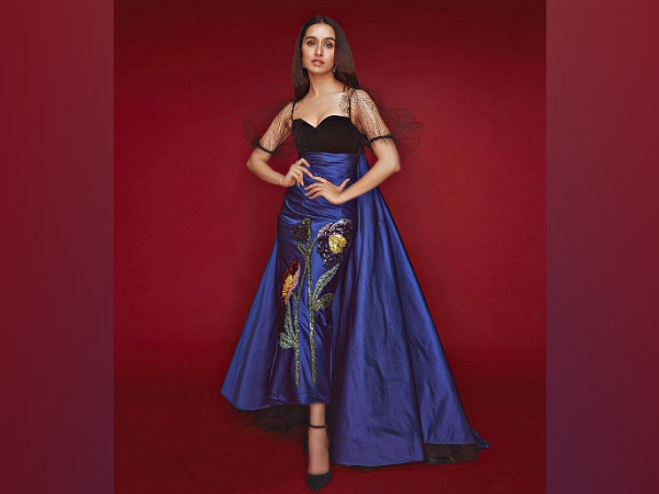 Shraddha Kapoor In A Blue And Black Gown Shraddha Kapoor In A Blue And Black Gown