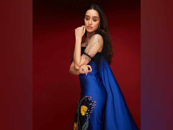 Shraddha Kapoor In A Blue And Black Gown Shraddha Kapoor In A Blue And Black Gown