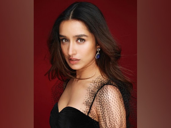 Shraddha Kapoor In A Blue And Black Gown Shraddha Kapoor In A Blue And Black Gown