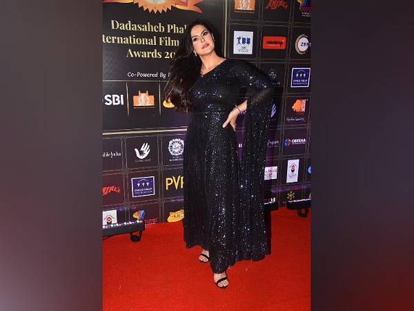 Zareen Khan In A Black One-Shoulder Gown Zareen Khan In A Black One-Shoulder Gown