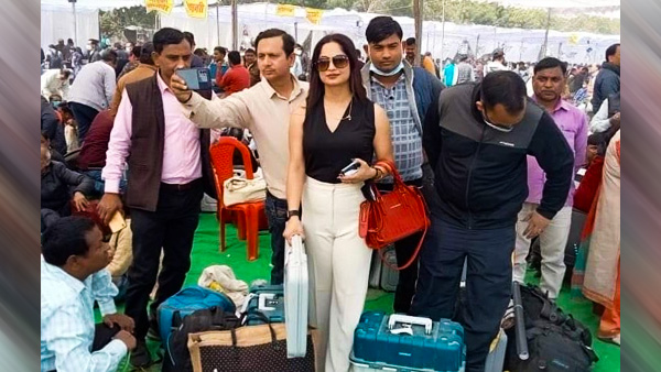 Poll Officer Reena In Classy Outfit Poll Officer Reena In Classy Outfit