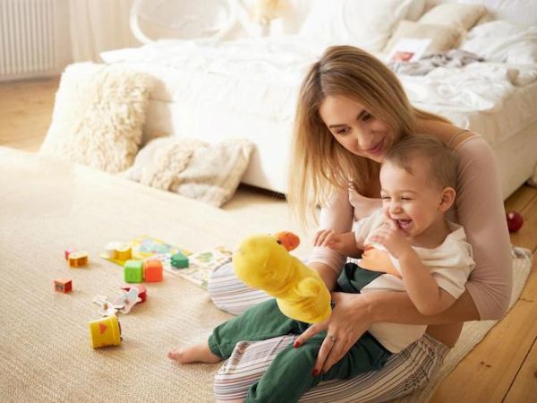 Parenting Tips: How To Teach Your Toddler To Share - Boldsky.com