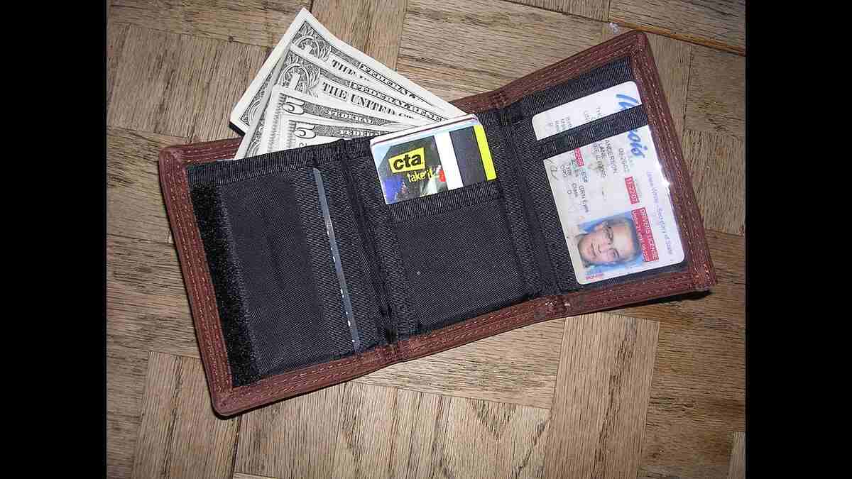 Vastu Tips Things You Should Not Carry In Your Wallet