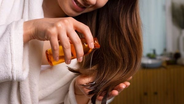 How Long Should You Leave Hair Oil In? - Boldsky.com