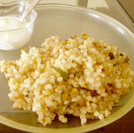 Sabudana or tapioca pearl is made from tapioca sago. It contains various nutrients that are essential in promoting heart health, provides energy, helps in muscle growth, lowers blood pressure, etc.