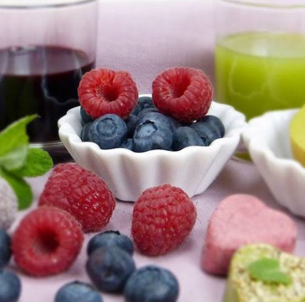 Tips for controlling diabetes through the means of diet is by having an apple before going to bed to avoid hypoglycaemia at night and drinking one tablespoon of amla juice in the morning to reduce the oxidative stress inside the body.