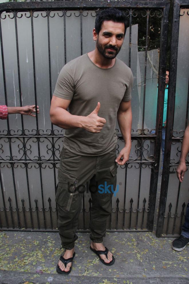 Share 76+ john abraham cargo pants in.eteachers